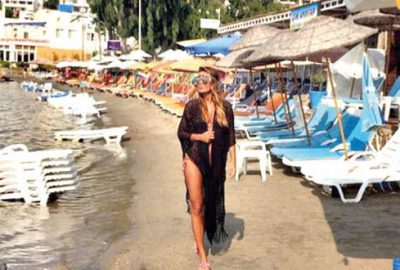 Sahilde tek başına