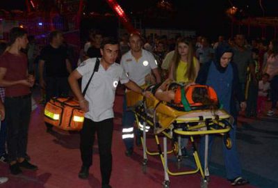 Genç kız gondoldan düştü