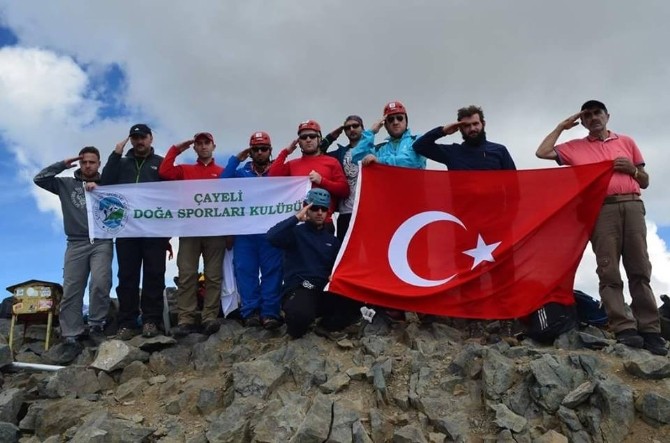 Kaçkar Dağı’nın Zirvesinde Şehitler İçin Selam Durdular