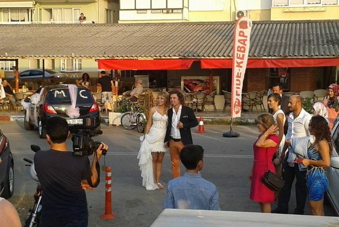 Bartın’da evlenen çift nikahlarını ölümsüzleştirmek için kumsalda tören düzenledi. Bartın’da