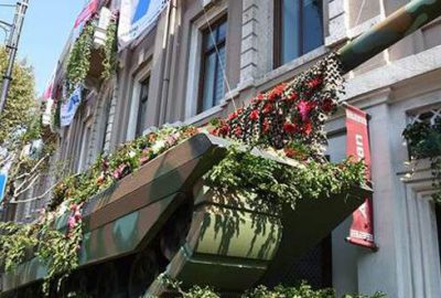 ‘Barış’ için maket uçak, tank ve füzeler çiçeklerle süslendi