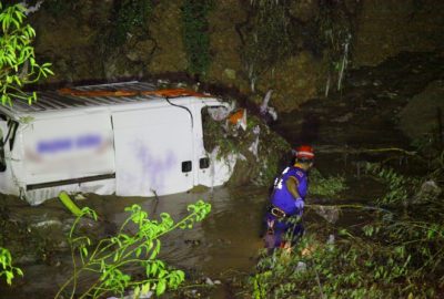 Sel Sonrası Dere Yatağında Görülen Minibüs Panik Yarattı