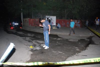 Araç İçinden Atılan El Yapımı Bomba Yoldan Geçen İki Kişiyi Yaraladı