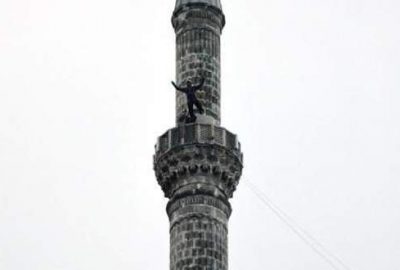 Gizlice tırmandığı minareden atladı