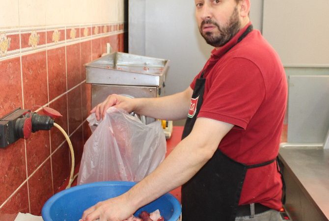 Ordu’da Kurban Bayramı’nın ardından kurbanlık etlerini alan vatandaşlar kasaplara akın