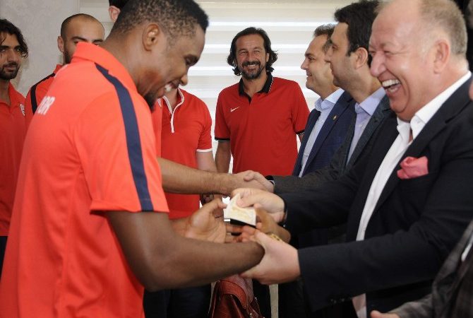 Antalyaspor’da Kurban Bayramı dolayısıyla bayramlaşma programı düzenlendi. Kamerunlu yıldız futbolcu