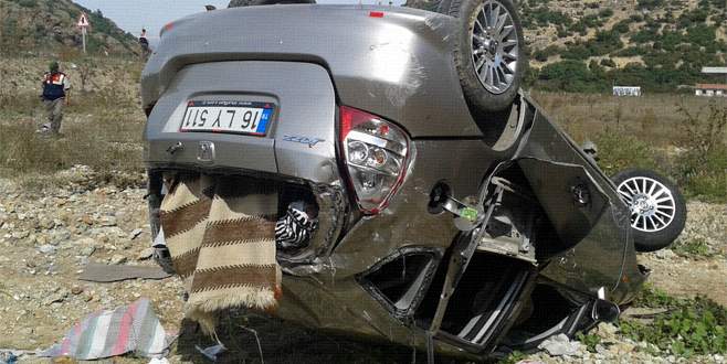 Oğlunu okula götürürken kaza yaptı