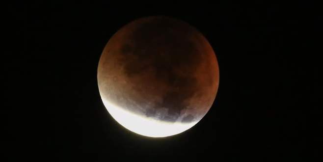 ‘Süper Ay’ tutulması gerçekleşti