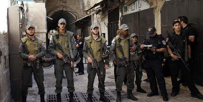 İsrail polisi Mescid-i Aksa’nın çatısına çıktı