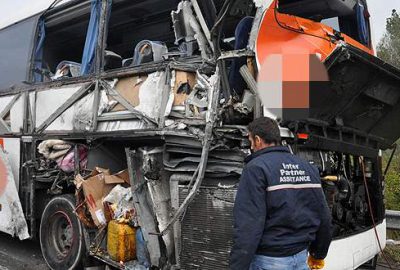 Emniyet şeridinde feci kaza: 2 ölü, 4 yaralı