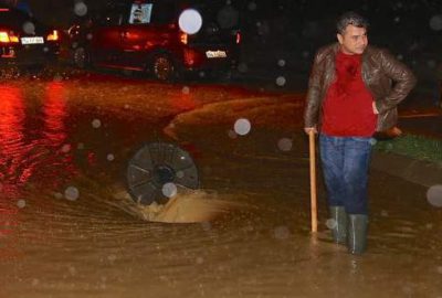 Sakarya’da dereler taştı, mahalleler sular altında kaldı!