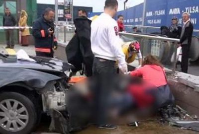 Otomobil metro durağına daldı: 2 ölü, 2 yaralı