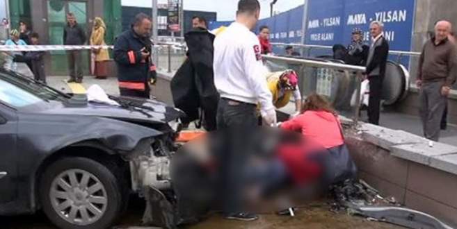 Otomobil metro durağına daldı: 2 ölü, 2 yaralı