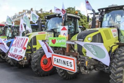 Kızgın çiftçiler traktörleriyle yolları kapattı
