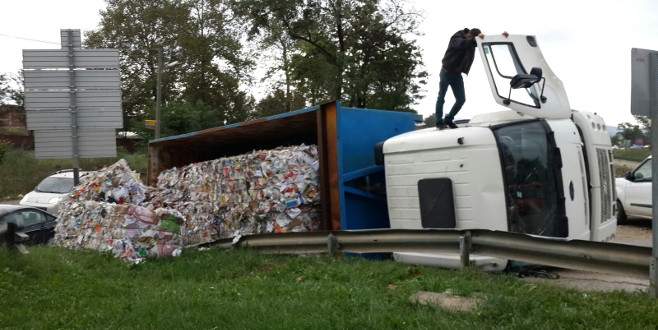 Atık kağıt yüklü kamyon virajı alamayınca…