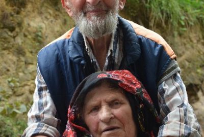 86 Yaşındaki İdris Dede, 16 Yıldır Eşini Diyalize Getirip Götürüyor