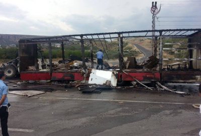 Mut’ta Mobilya Yüklü Tır Yandı