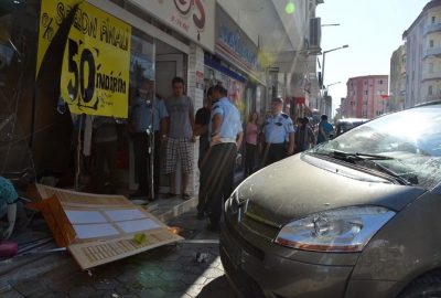 Kadın Sürücü Aracıyla Dükkana Daldı