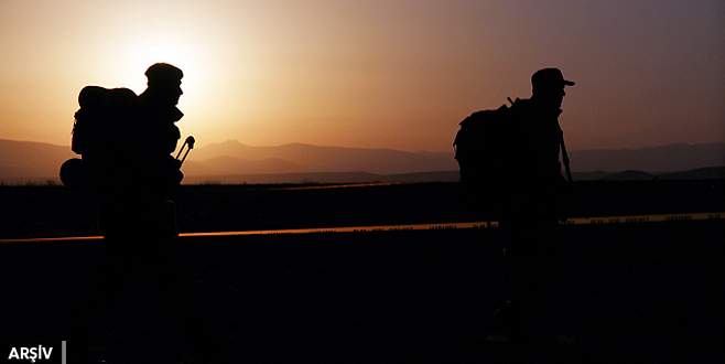 Birliklerine giden 2 er kaçırıldı