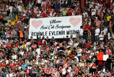 Maçta Pankartla Evlilik Teklifi