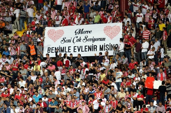 Maçta Pankartla Evlilik Teklifi