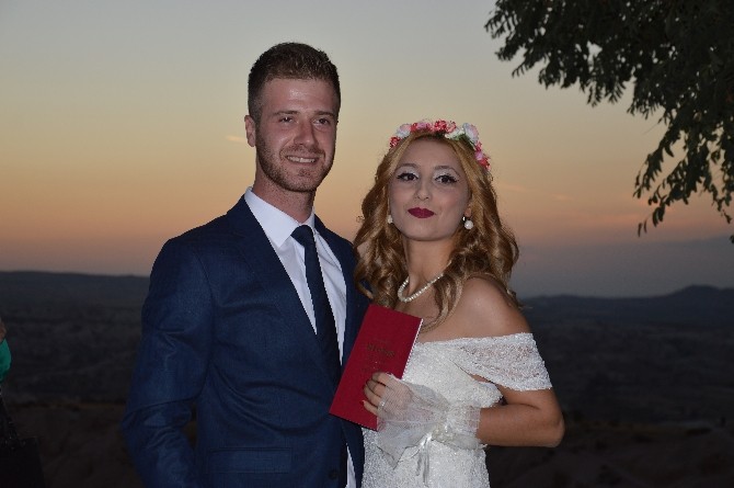 Gün Batımında Dünya Evine Girdiler