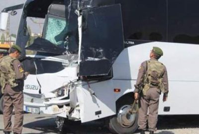 Askeri servisle kamyonet çarpıştı: 10’u asker 11 yaralı