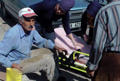 Üstü kirli olan yaralı işçi, ambulansa binmek istemedi