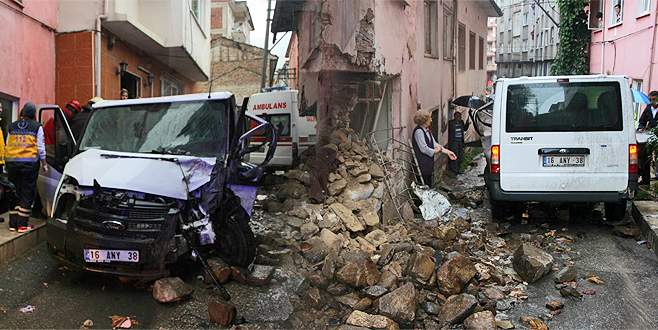 Eve çarpan kamyonette can pazarı