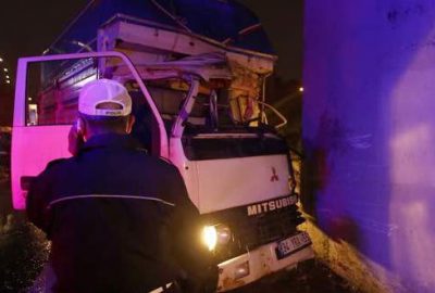 Araçta sıkışan kamyonet sürücüsü acı içinde kıvrandı