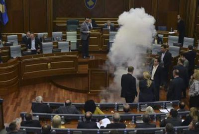 Kosova meclisinde göz yaşartıcı bomba atıldı