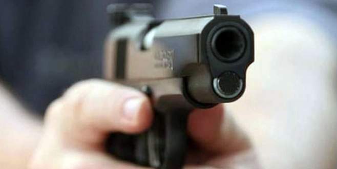 Parkta otururken başına mermi isabet etti