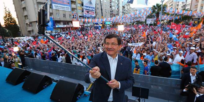 Davutoğlu’ndan mitingde selfie sürprizi