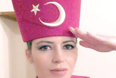 Podyumda asker selamı