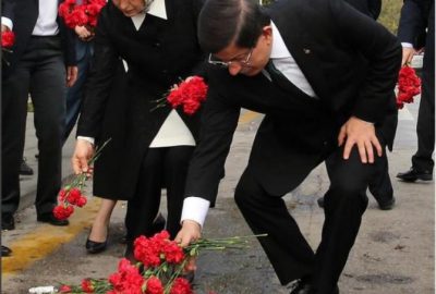 Başbakan Davutoğlu’ndan 97 Kişinin Öldüğü Yere Kırmızı Karanfil