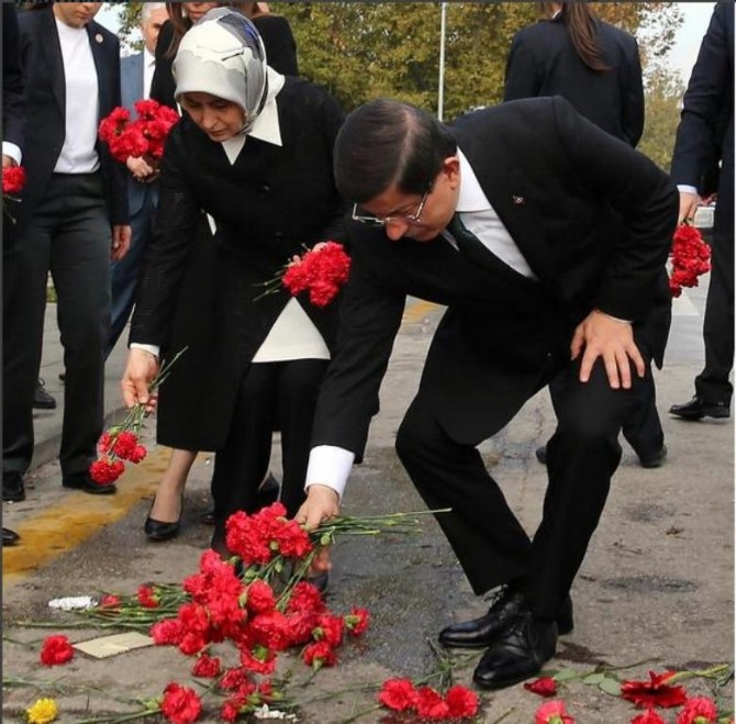 Başbakan Davutoğlu’ndan 97 Kişinin Öldüğü Yere Kırmızı Karanfil
