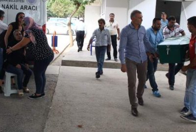 Acılı aileye mezarlıkta cenaze şoku