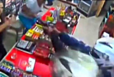 Kadın esnaf silahlı gaspçıları bıçakla kovaladı