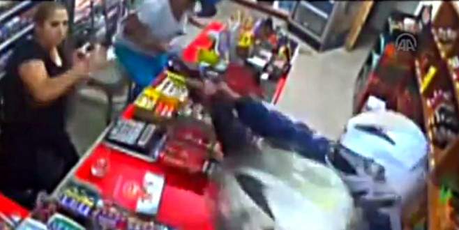 Kadın esnaf silahlı gaspçıları bıçakla kovaladı