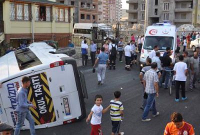 Öğrenci servisiyle otomobil çarpıştı: 15 yaralı