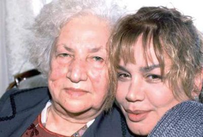 Annesinin yanından ayrılmıyor