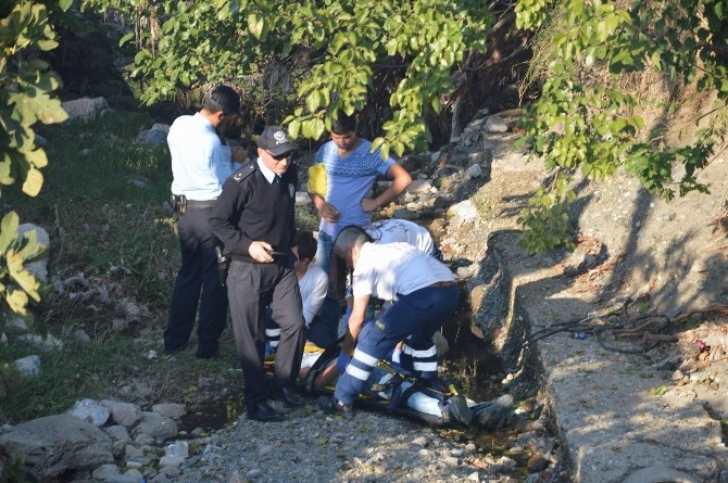 Kanala Düşen Genç Ölümden Döndü