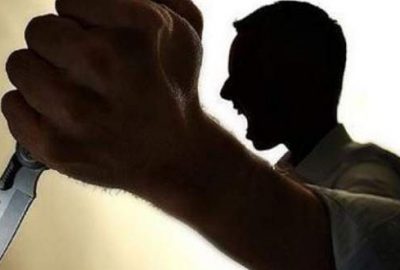 Okulda uzaklaştırıldı, müdürü bıçakladı!