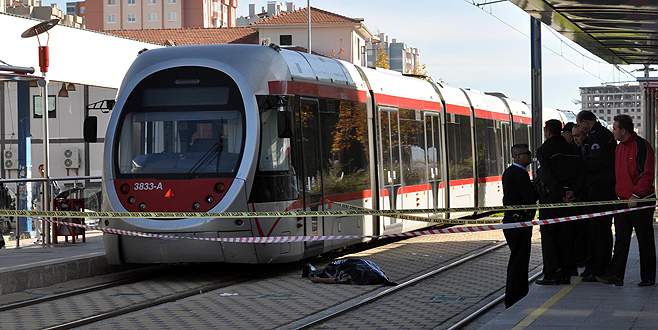 Ekmek almaya giderken tramvay altında kaldı