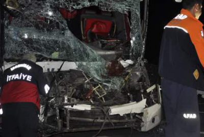 Yolcu otobüsü TIR’a çarptı: 1 ölü, 23 yaralı