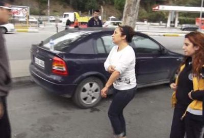 Çantasını vermek istemedi, yerde sürüklendi