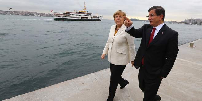 Davutoğlu ile Merkel bir araya geldi