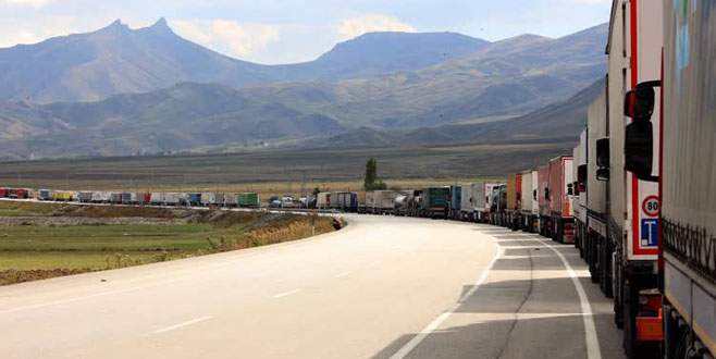 İran sınırında 16 kilometrelik TIR kuyruğu