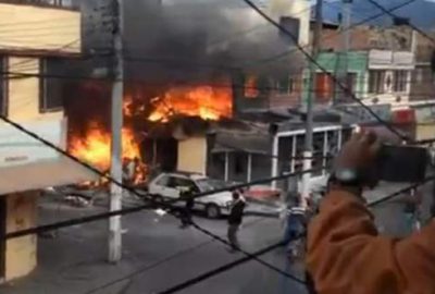 Uçak binaya çarptı: 5 ölü!