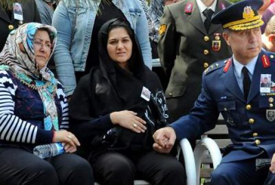 Hamile eşinden şehide zor veda